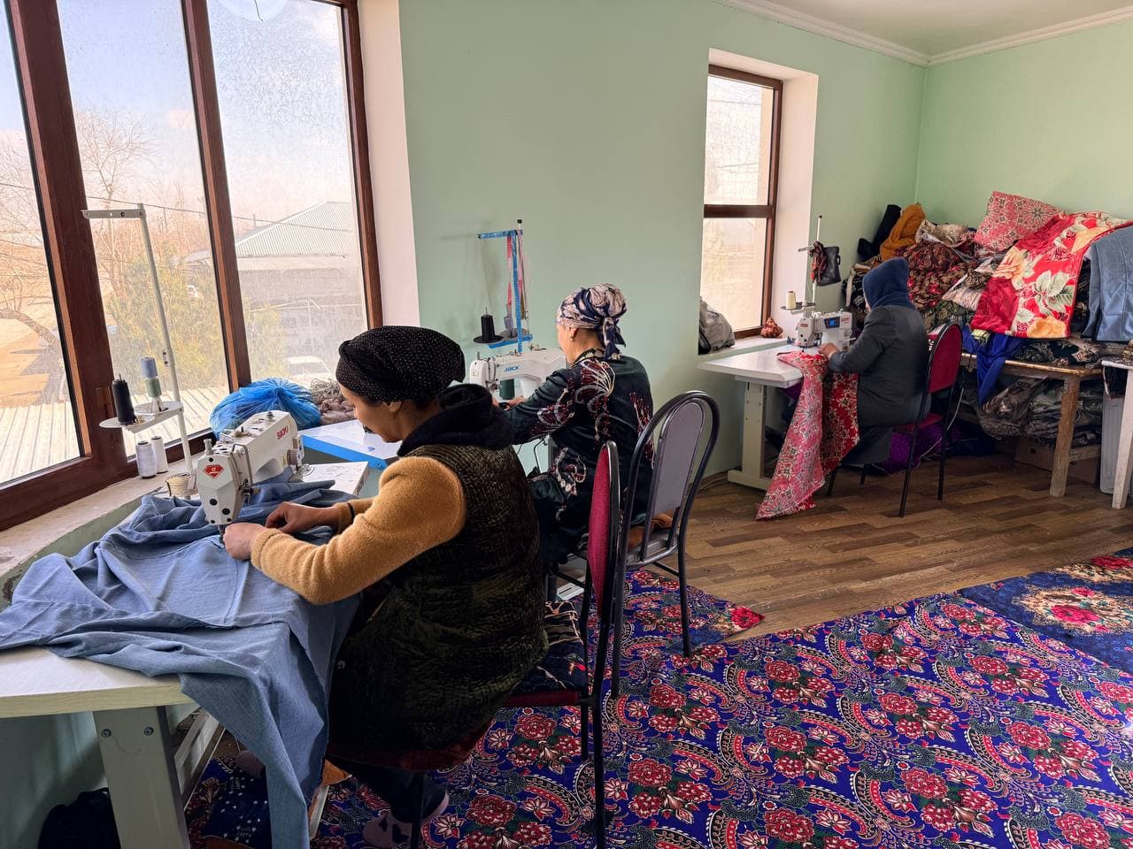 Peshku tuman Yangiobod MFY hududida tikuvchikik bilan shug'ullanayotgan yosh.