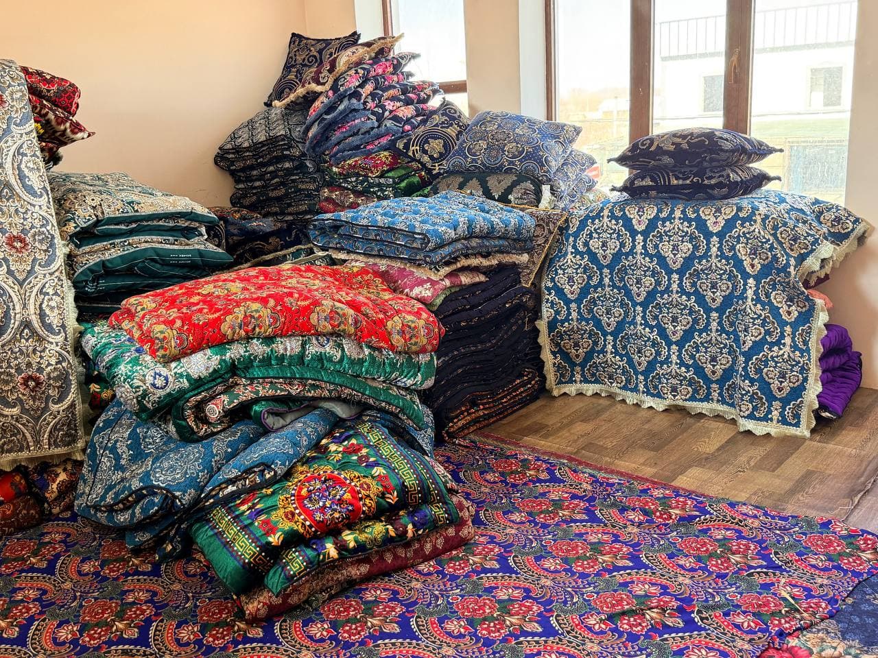 Peshku tuman Yangiobod MFY hududida tikuvchikik bilan shug'ullanayotgan yosh.