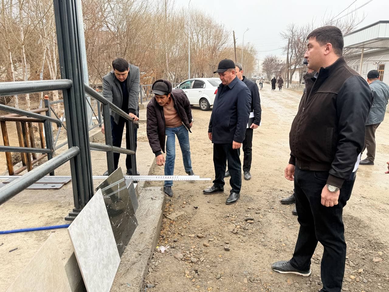 Бугун туман ҳокими Ҳ. Давлатов бошчилигида тумандаги корхона ва ташкилот раҳбарлари иштирокида ҳудудларда олиб борилаётган ободонлаштириш ва кўкаламзорлаштириш ишлари атрофлича ўрганилди.