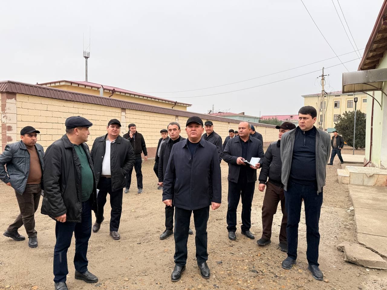 Бугун туман ҳокими Ҳ. Давлатов бошчилигида тумандаги корхона ва ташкилот раҳбарлари иштирокида ҳудудларда олиб борилаётган ободонлаштириш ва кўкаламзорлаштириш ишлари атрофлича ўрганилди.