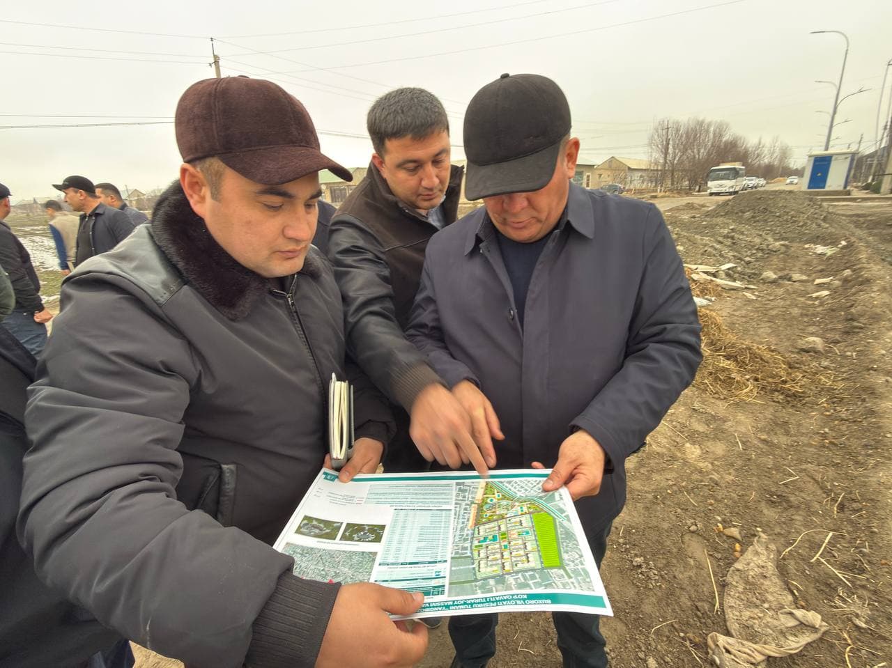 Бугун туман ҳокими Ҳ. Давлатов бошчилигида тумандаги корхона ва ташкилот раҳбарлари иштирокида ҳудудларда олиб борилаётган ободонлаштириш ва кўкаламзорлаштириш ишлари атрофлича ўрганилди.