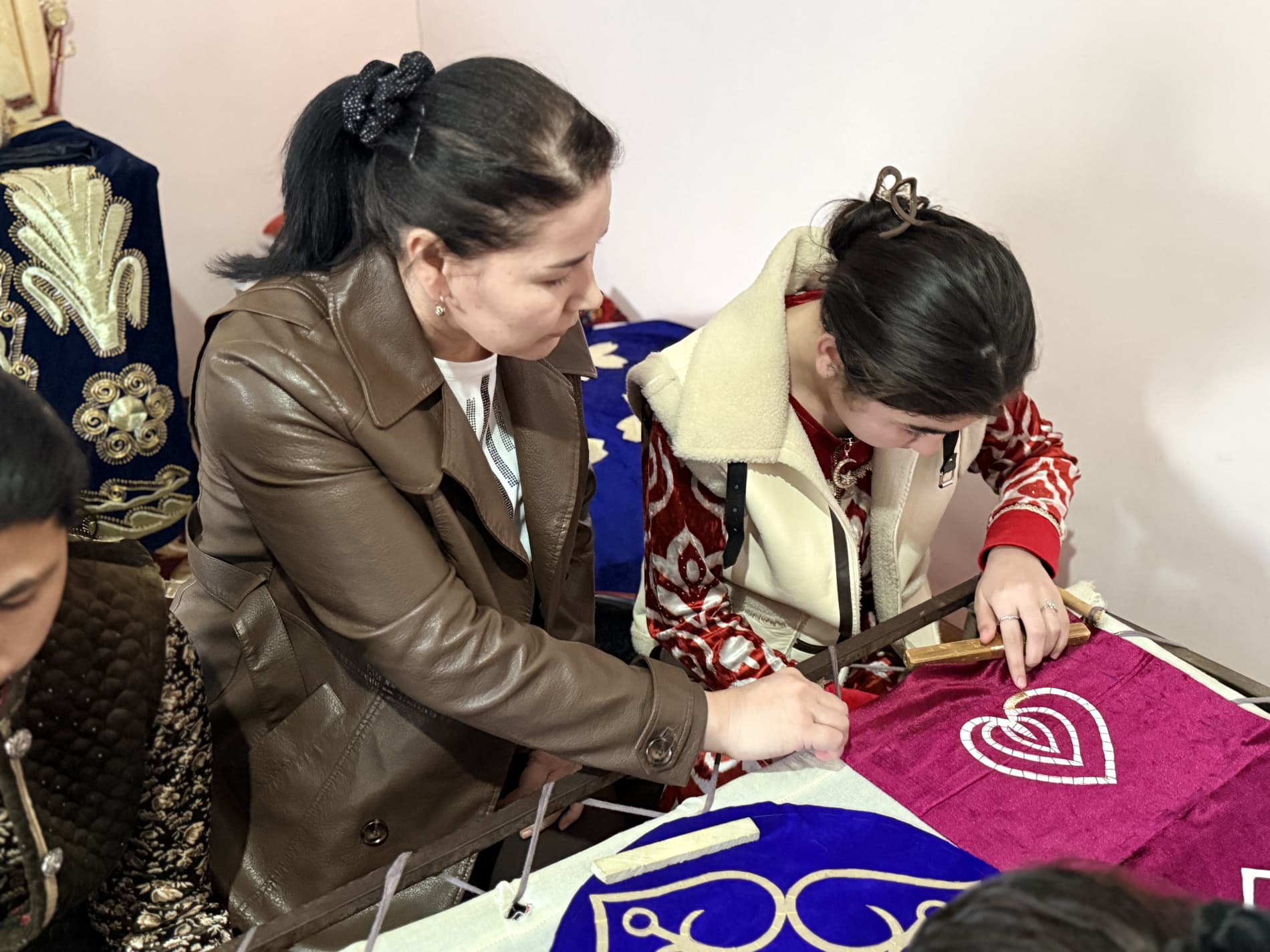 Пешку туман Боғимусо маҳалла фуқаролар йиғинида фаолият юритаётган зардўз ҳунарманд.