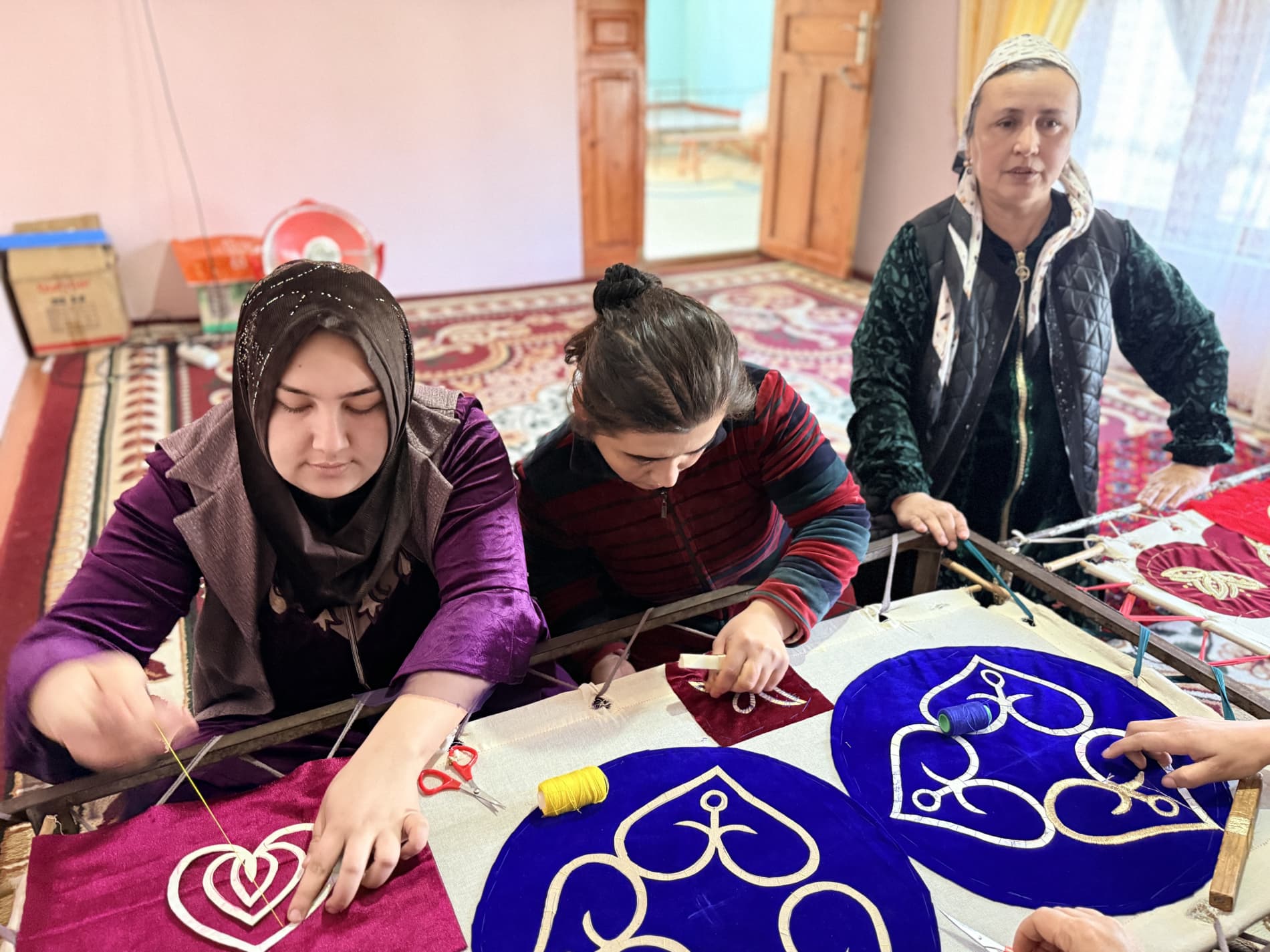 Пешку туман Боғимусо маҳалла фуқаролар йиғинида фаолият юритаётган зардўз ҳунарманд.