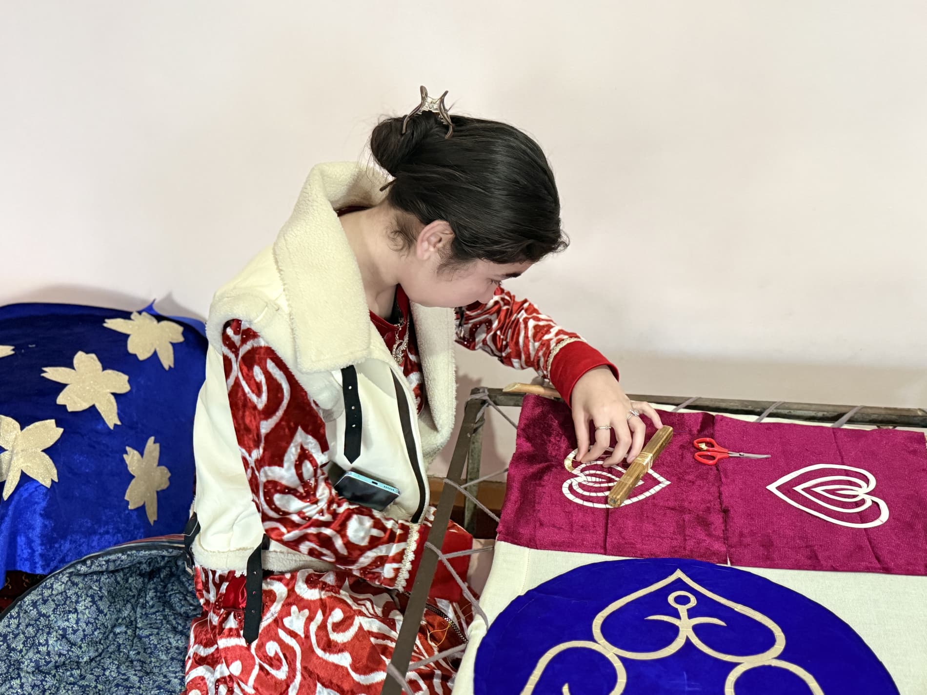 Пешку туман Боғимусо маҳалла фуқаролар йиғинида фаолият юритаётган зардўз ҳунарманд.