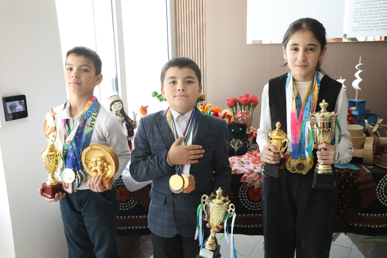 Xar payshanba Yoshlar kuni munosabati bilan tuman hokimi Hayot Davlatov tumandagi bir qator ta’lim muassasalarida bo‘lib, yoshlar bilan uchrashuvlar o‘tkazdi