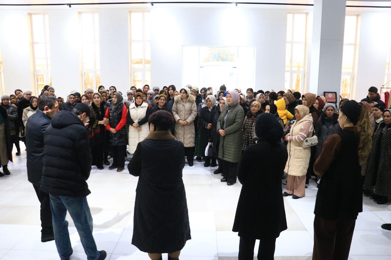 Хотин-қизларнинг бандлигини таъминлаш нафақат оилаларнинг даромадини оширади, балки ҳудуддаги "Аёллар дафтари"да турган фуқаролар сонини камайтиришга хам ёрдам беради.