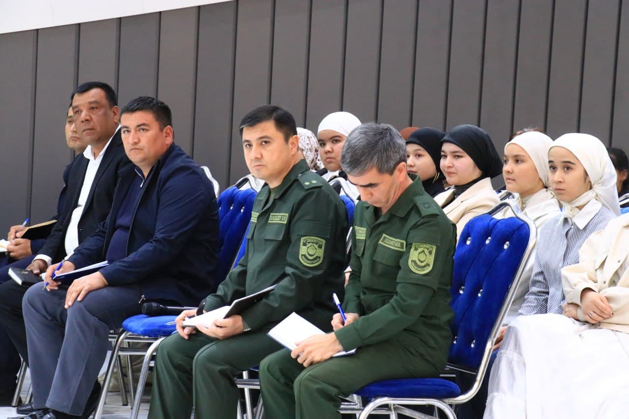 ПАЙШАНБА – Ёшлар куни муносабати билан Андижон вилояти прокурори М.Абдуҳакимов бошчилигида “НАЙМАН ФАЙЗ-М” корхонасида тумандаги касб-ҳунар мактаблари битирувчилари билан учрашув ўтказилди.
