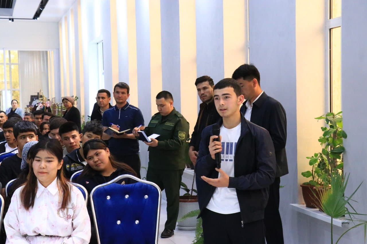 ПАЙШАНБА – Ёшлар куни муносабати билан Андижон вилояти прокурори М.Абдуҳакимов бошчилигида “НАЙМАН ФАЙЗ-М” корхонасида тумандаги касб-ҳунар мактаблари битирувчилари билан учрашув ўтказилди.