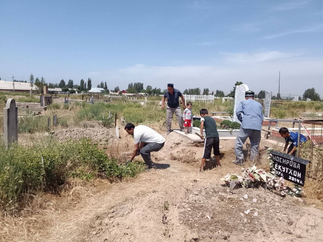 Bugun ham erta tongdan boshlab tumanimizdagi barcha qabristonlarda obodonlashtirish, tozalik va ko‘kalamzorlashtirish ishlari izchil davom ettirilmoqda.