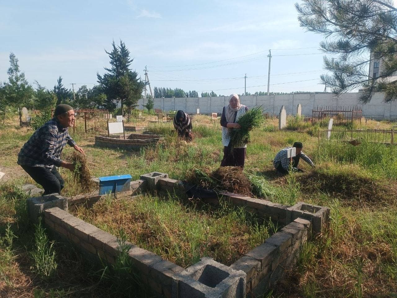 Bugun ham erta tongdan boshlab tumanimizdagi barcha qabristonlarda obodonlashtirish, tozalik va ko‘kalamzorlashtirish ishlari izchil davom ettirilmoqda.