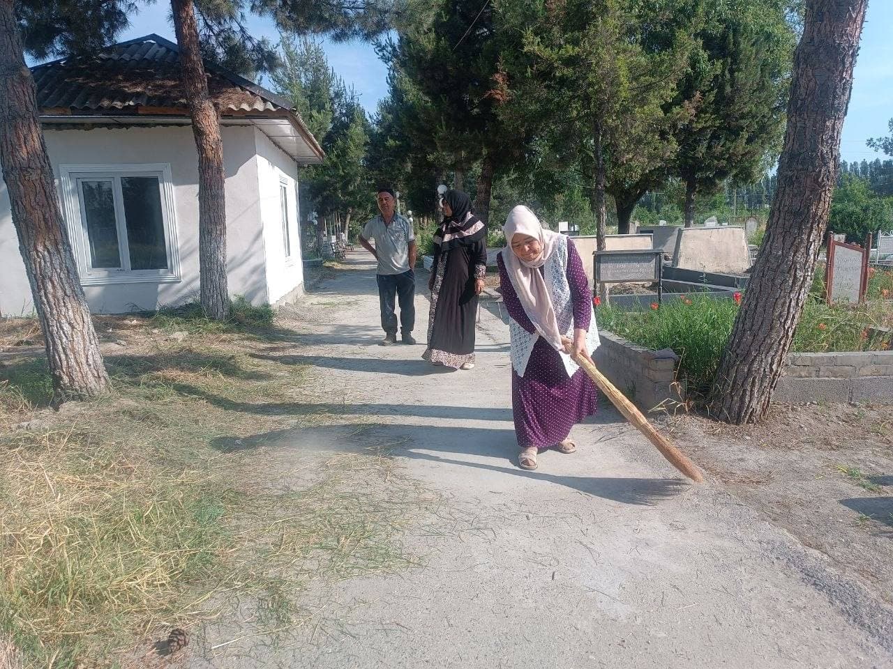 Bugun ham erta tongdan boshlab tumanimizdagi barcha qabristonlarda obodonlashtirish, tozalik va ko‘kalamzorlashtirish ishlari izchil davom ettirilmoqda.