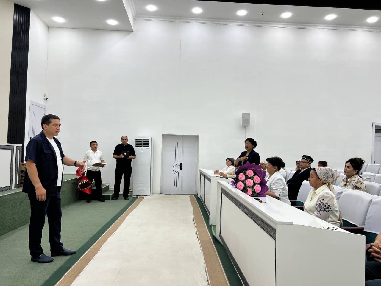 Buloqboshi tumani hokimi F.Bo‘taxonov tumandagi madaniyat va san’at xodimlari bilan uchrashdi.