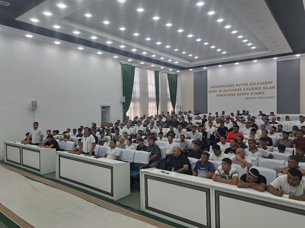 Buloqboshi tumani hokimi Furqatbek Bo'taxonov boshchiligida tumanida xorijda ishlash istagidagi fuqarolar bilan uchrashuv o‘tkazmoqda.