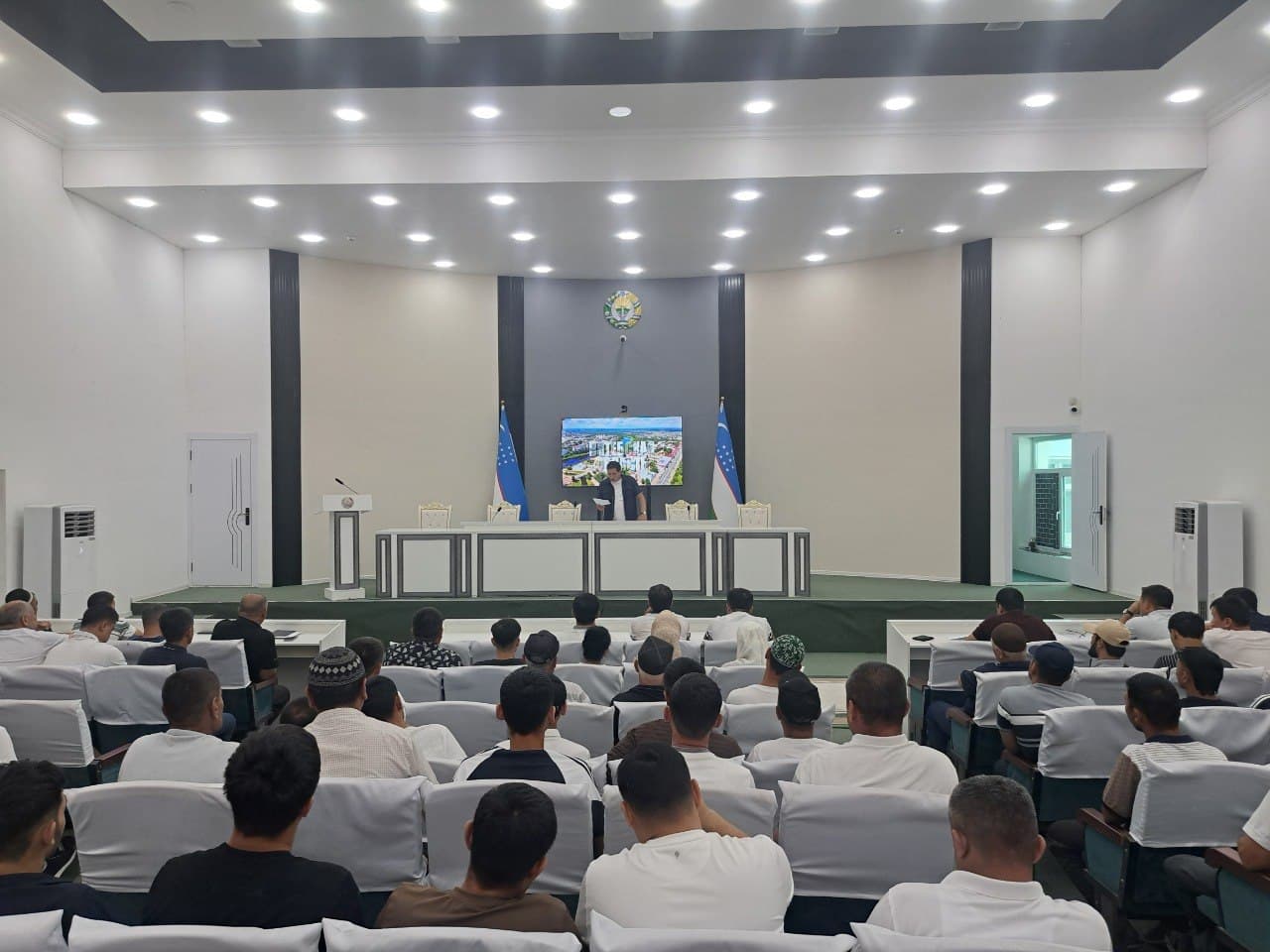 Buloqboshi tumani hokimi Furqatbek Bo'taxonov boshchiligida tumanida xorijda ishlash istagidagi fuqarolar bilan uchrashuv o‘tkazmoqda.