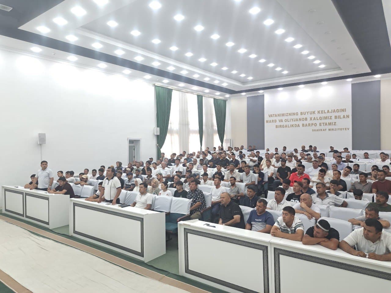 Buloqboshi tumani hokimi Furqatbek Bo'taxonov boshchiligida tumanida xorijda ishlash istagidagi fuqarolar bilan uchrashuv o‘tkazmoqda.