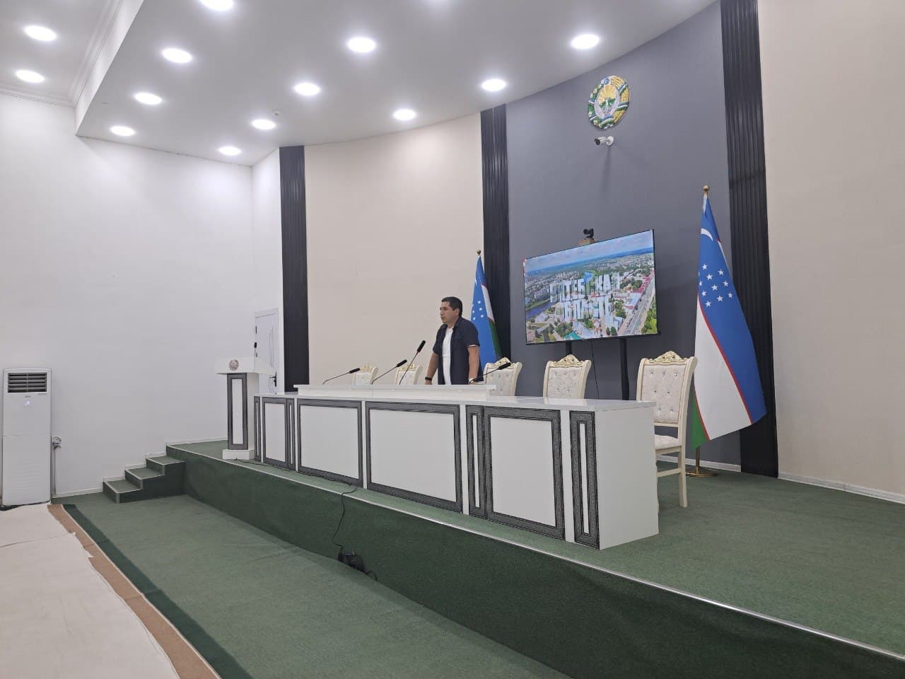 Buloqboshi tumani hokimi Furqatbek Bo'taxonov boshchiligida tumanida xorijda ishlash istagidagi fuqarolar bilan uchrashuv o‘tkazmoqda.