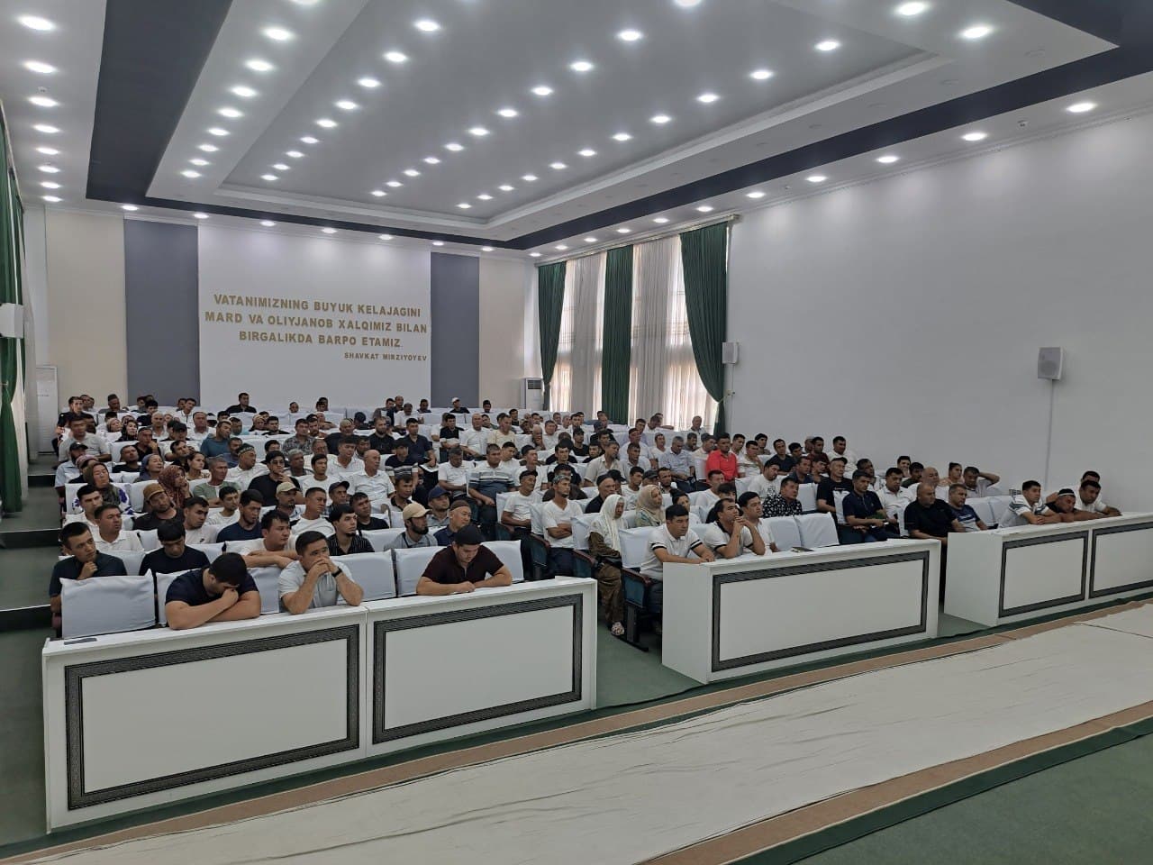 Buloqboshi tumani hokimi Furqatbek Bo'taxonov boshchiligida tumanida xorijda ishlash istagidagi fuqarolar bilan uchrashuv o‘tkazmoqda.