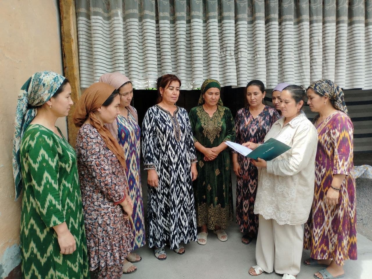 MILLATIMIZ YUZI — MILLIYLIGIMIZ Milliy qadriyatlarimizni keng targ‘ib qilish, avvalo, ularni o‘z hayotimizda e’zozlash va ularga amal qilishdan boshlanadi. Har birimiz milliy urf-odatlarimiz, qadriyatlarimiz hamda an’analarimizga sodiq qolgan holda boshq