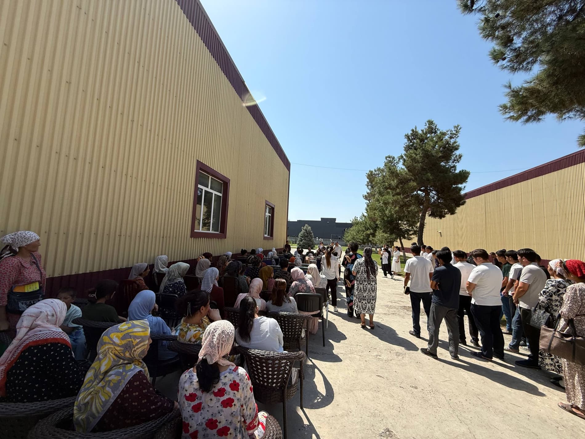 #Andijon_yoshlar_day “Payshanba — Yoshlar kuni” doirasida uchrashuv 🔹“Payshanba — Yoshlar kuni” munosabati bilan Buloqboshi tumani hokimi Furqatbek Bo‘taxonov boshchiligida tuman IIB rahbari, tuman prokurori o‘rinbosari hamda tuman soliq inspeksiyasi r
