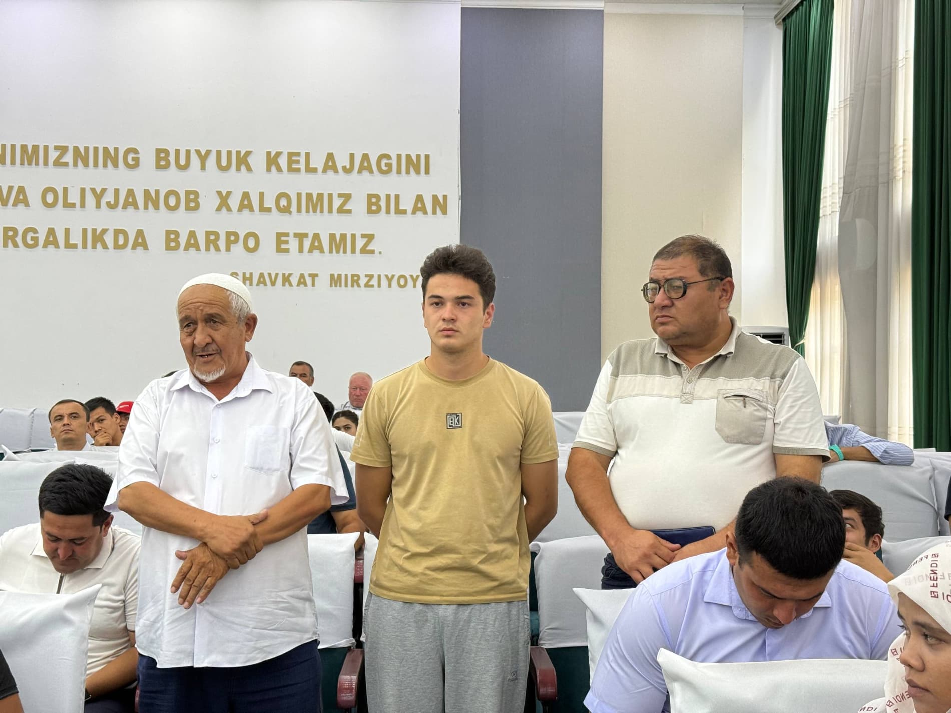 #Andijon_yoshlar_day “Payshanba — Yoshlar kuni” doirasida uchrashuv 🔹 “Payshanba — Yoshlar kuni” munosabati bilan Buloqboshi tumani hokimi Furqatbek Bo‘taxonov boshchiligida tadbirkorlik qilish istagidagi yoshlar bilan uchrashuv o‘tkazildi. 🔹 Uchrash