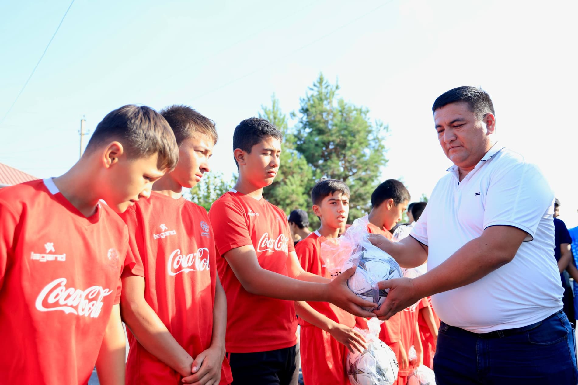 💼 Sport karvoni barcha tuman va shaharlarda! 📍 O‘zbekiston Respublikasi davlat mustaqilligining 35 yilligi arafasida Andijon viloyatidagi sport-ta’lim muassasalarini zamonaviy sport jihozlari, anjomlari va sport kiyimlari bilan ta’minlash ishlari izchi