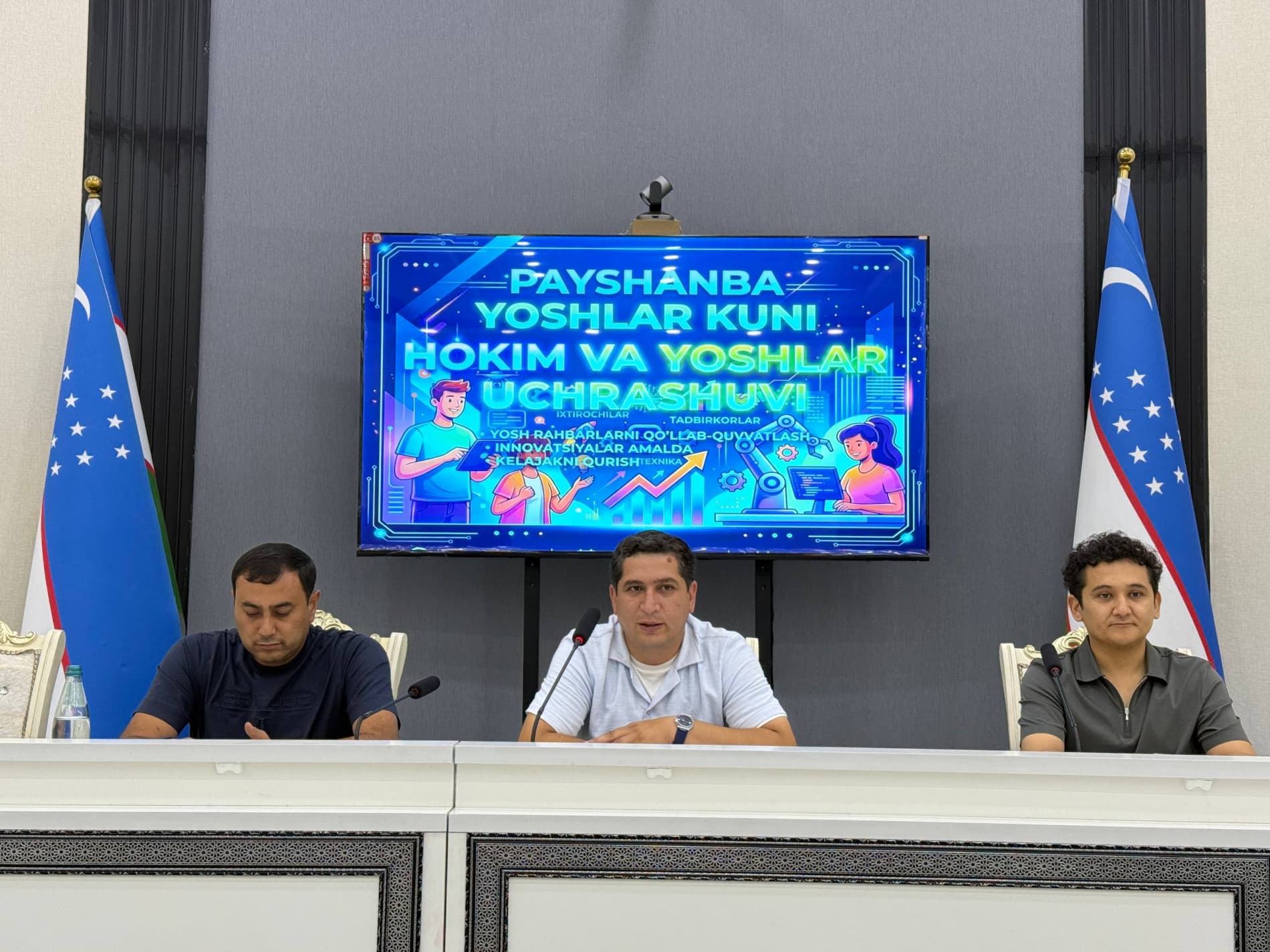 #Andijon_yoshlar_day “Payshanba — Yoshlar kuni” doirasida uchrashuv 🔹 “Payshanba — Yoshlar kuni” munosabati bilan Buloqboshi tumani hokimi Furqatbek Bo‘taxonov boshchiligida tadbirkorlik qilish istagidagi yoshlar bilan uchrashuv o‘tkazildi. 🔹 Uchrash