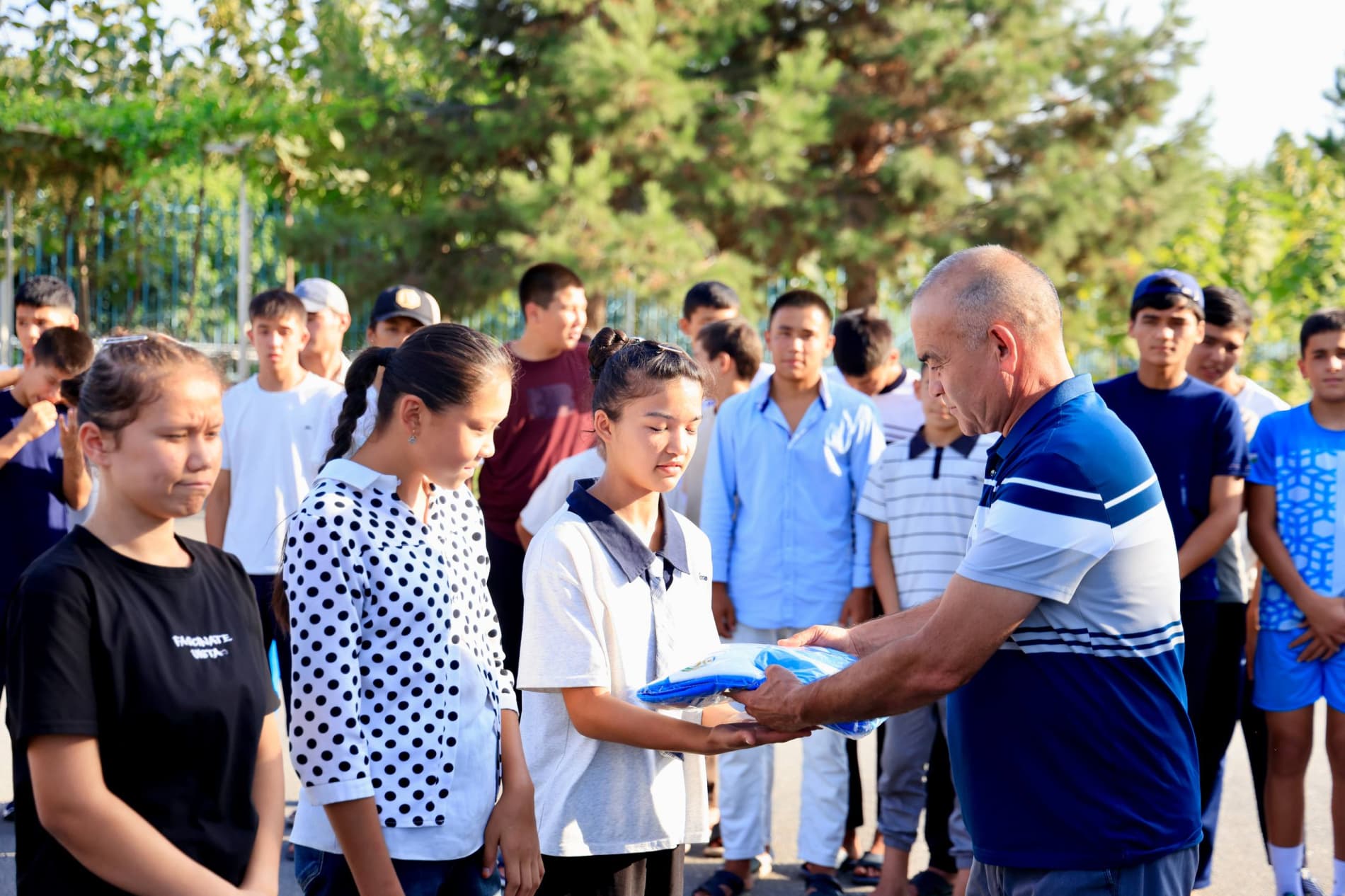 💼 Sport karvoni barcha tuman va shaharlarda! 📍 O‘zbekiston Respublikasi davlat mustaqilligining 35 yilligi arafasida Andijon viloyatidagi sport-ta’lim muassasalarini zamonaviy sport jihozlari, anjomlari va sport kiyimlari bilan ta’minlash ishlari izchi