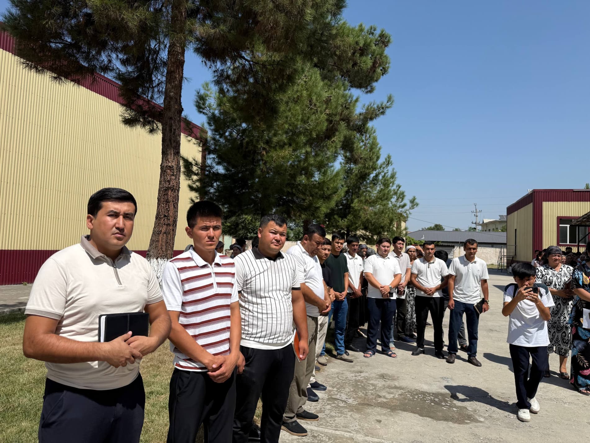 #Andijon_yoshlar_day “Payshanba — Yoshlar kuni” doirasida uchrashuv 🔹“Payshanba — Yoshlar kuni” munosabati bilan Buloqboshi tumani hokimi Furqatbek Bo‘taxonov boshchiligida tuman IIB rahbari, tuman prokurori o‘rinbosari hamda tuman soliq inspeksiyasi r