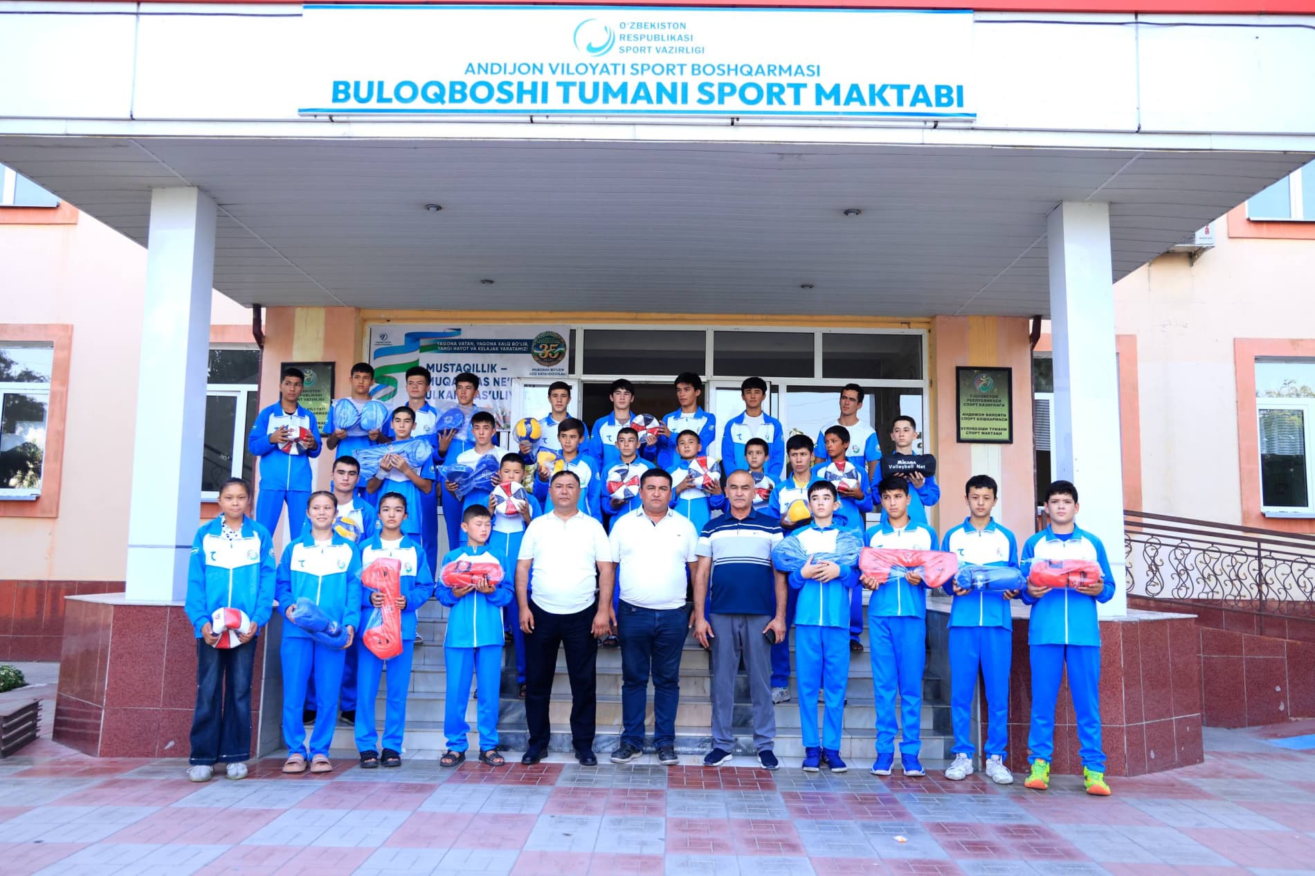 💼 Sport karvoni barcha tuman va shaharlarda! 📍 O‘zbekiston Respublikasi davlat mustaqilligining 35 yilligi arafasida Andijon viloyatidagi sport-ta’lim muassasalarini zamonaviy sport jihozlari, anjomlari va sport kiyimlari bilan ta’minlash ishlari izchi
