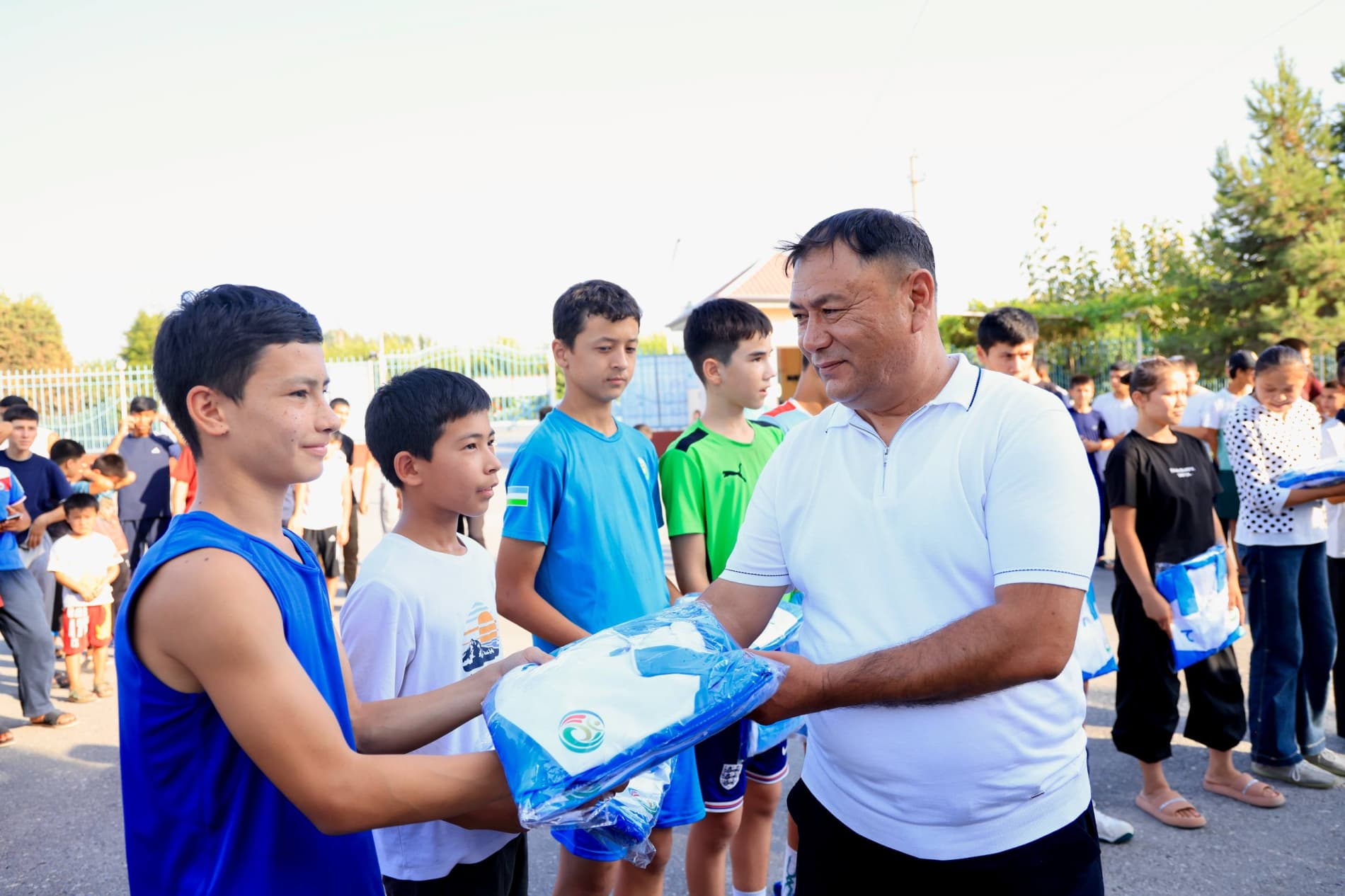💼 Sport karvoni barcha tuman va shaharlarda! 📍 O‘zbekiston Respublikasi davlat mustaqilligining 35 yilligi arafasida Andijon viloyatidagi sport-ta’lim muassasalarini zamonaviy sport jihozlari, anjomlari va sport kiyimlari bilan ta’minlash ishlari izchi