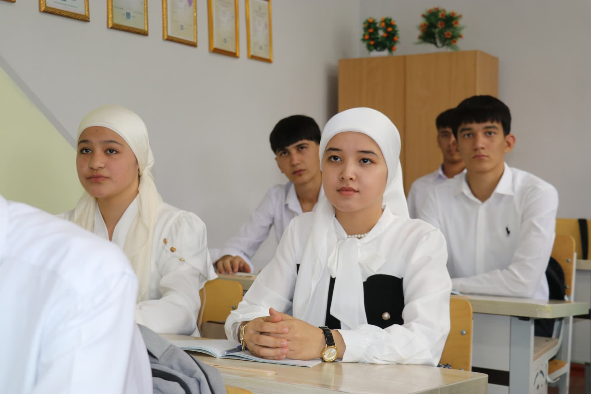 Bitiruvchi sinf o‘quvchilari bilan uchrashuv o‘tkazildi Buloqboshi tumani hokimi Furqatbek Bo‘taxonov va Andijon viloyati Markaziy bank rahbari Akmal Raxmonberdievlar tumandagi 3-umumta’lim hamda 43-MFIDUM maktablarining bu yilgi bitiruvchi sinf o‘quvchi