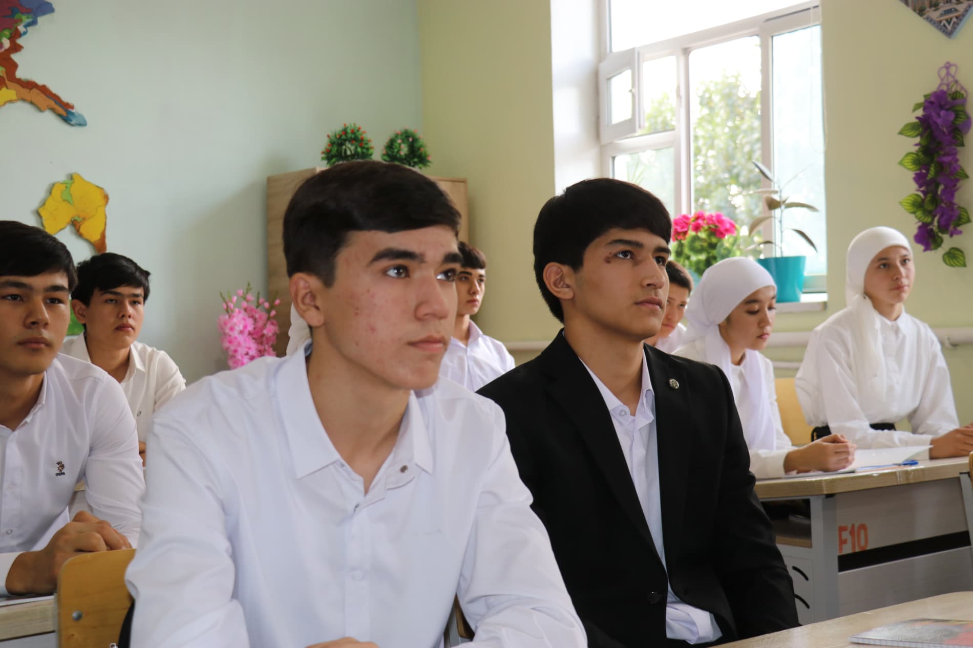 Bitiruvchi sinf o‘quvchilari bilan uchrashuv o‘tkazildi Buloqboshi tumani hokimi Furqatbek Bo‘taxonov va Andijon viloyati Markaziy bank rahbari Akmal Raxmonberdievlar tumandagi 3-umumta’lim hamda 43-MFIDUM maktablarining bu yilgi bitiruvchi sinf o‘quvchi