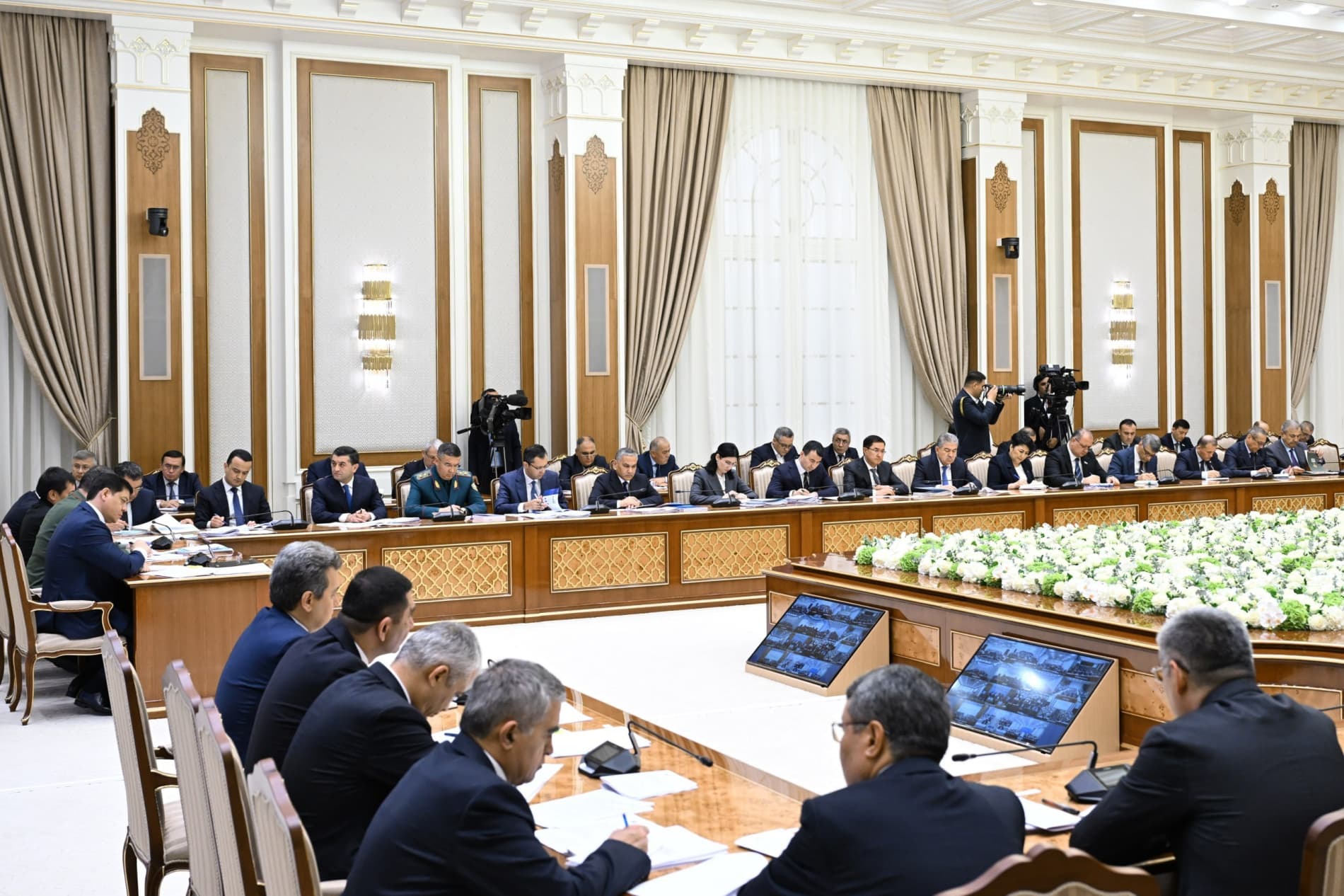 Prezident Shavkat Mirziyoyev raisligida hudud va tarmoqlarda oʻsish surʼatlarini taʼminlash boʻyicha videoselektor yig'ilish o'tkazildi