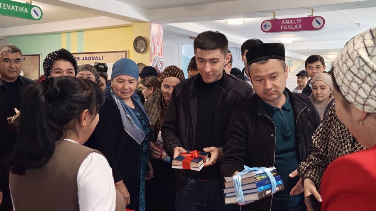 Xonobod ixtisoslashtirilgan maktabiga kitoblar sovg'a qilindi.