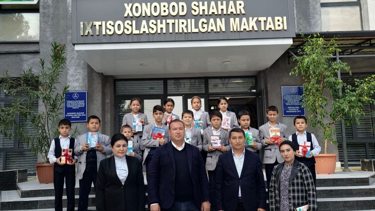 Xonobod ixtisoslashtirilgan maktabiga kitoblar sovg'a qilindi.