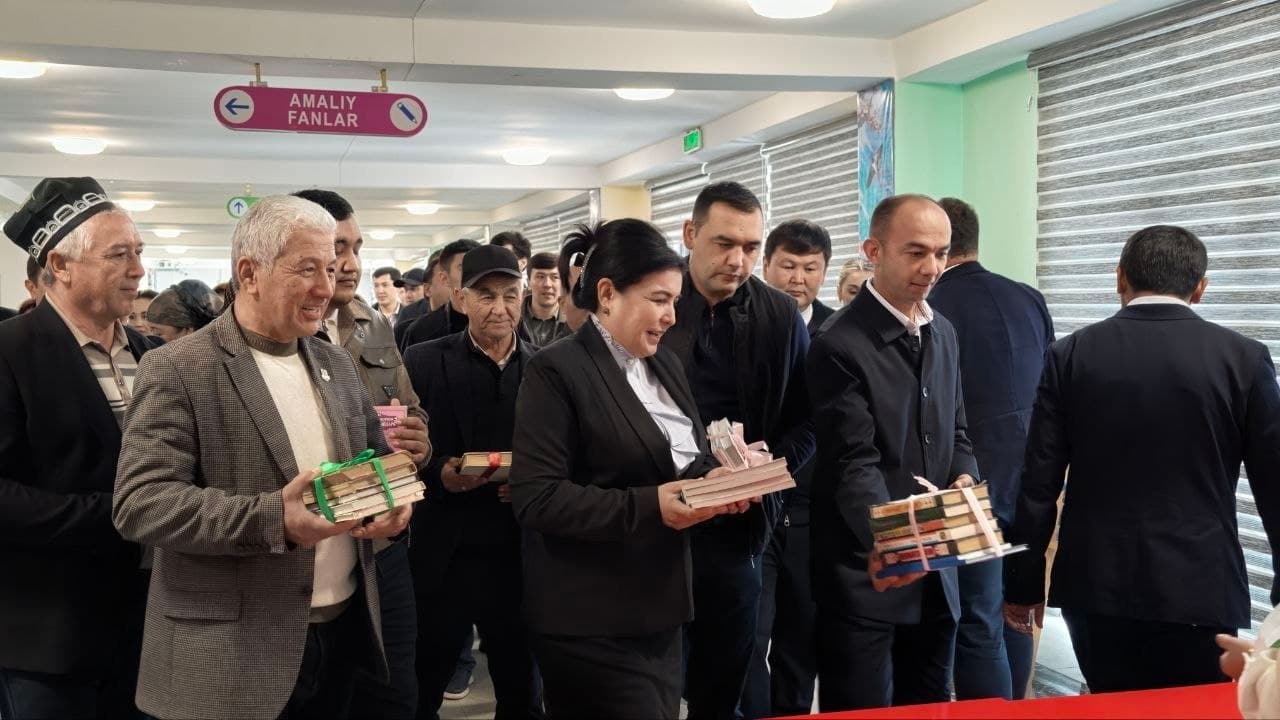 Xonobod ixtisoslashtirilgan maktabiga kitoblar sovg'a qilindi.