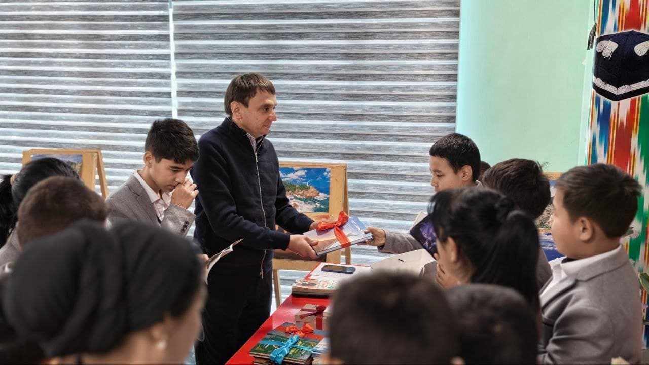 Xonobod ixtisoslashtirilgan maktabiga kitoblar sovg'a qilindi.