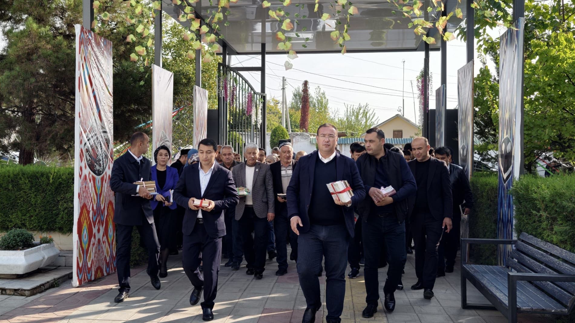 Xonobod ixtisoslashtirilgan maktabiga kitoblar sovg'a qilindi.