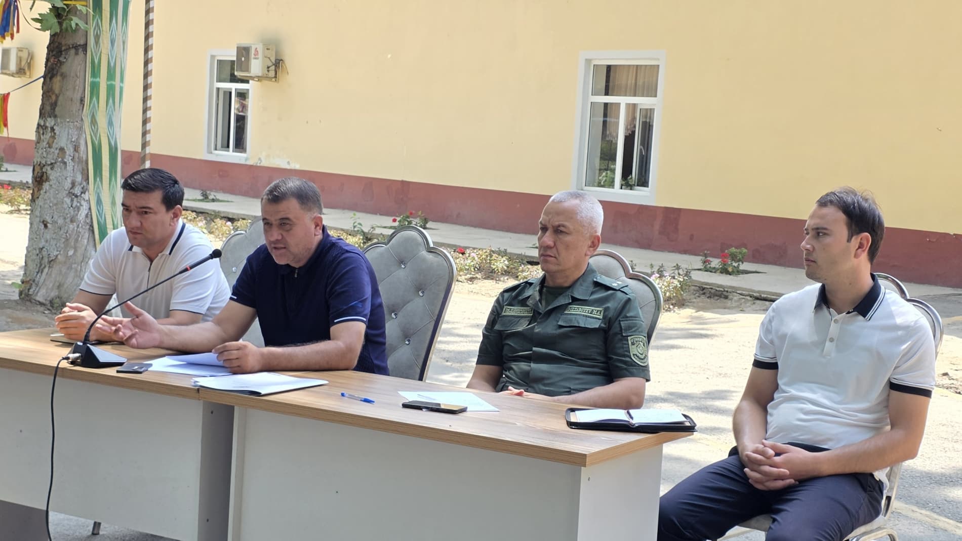 Shahrixon tumani hokimi bitiruvchi yoshlar bilan ochiq muloqot o‘tkazdi