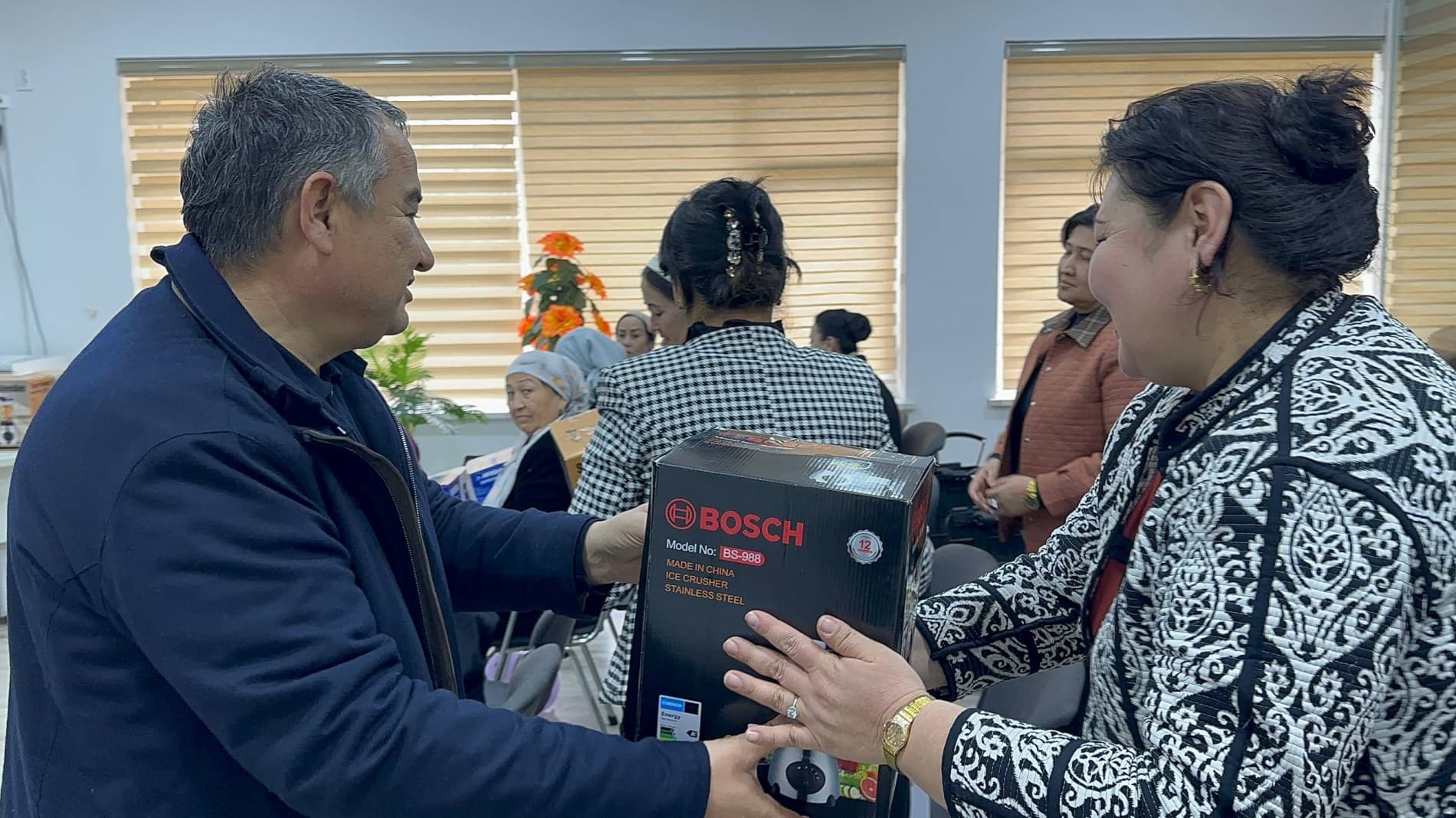 Jalaquduqda ayolga ehtirom: Tuman hokimi ishtirokidagi bayram tadbiri