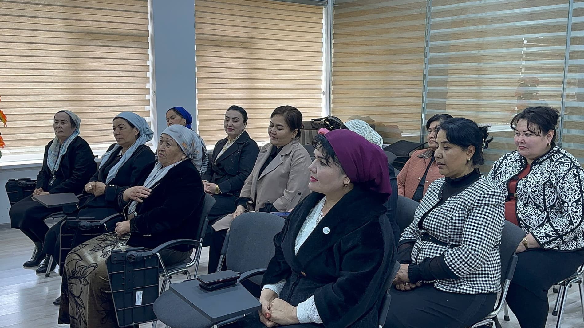 Jalaquduqda ayolga ehtirom: Tuman hokimi ishtirokidagi bayram tadbiri