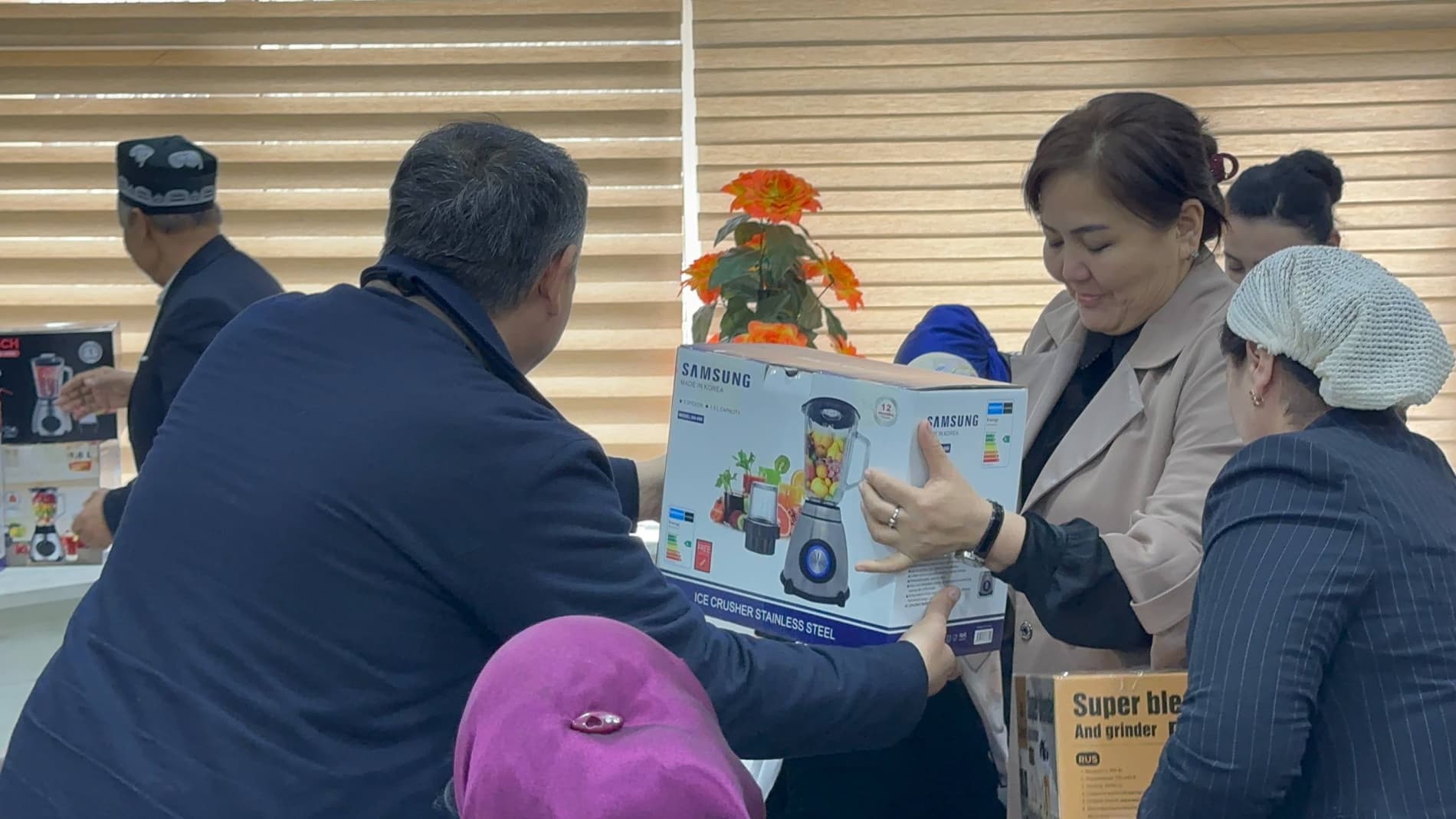 Jalaquduqda ayolga ehtirom: Tuman hokimi ishtirokidagi bayram tadbiri