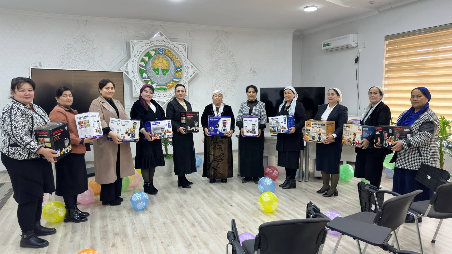 Jalaquduqda ayolga ehtirom: Tuman hokimi ishtirokidagi bayram tadbiri