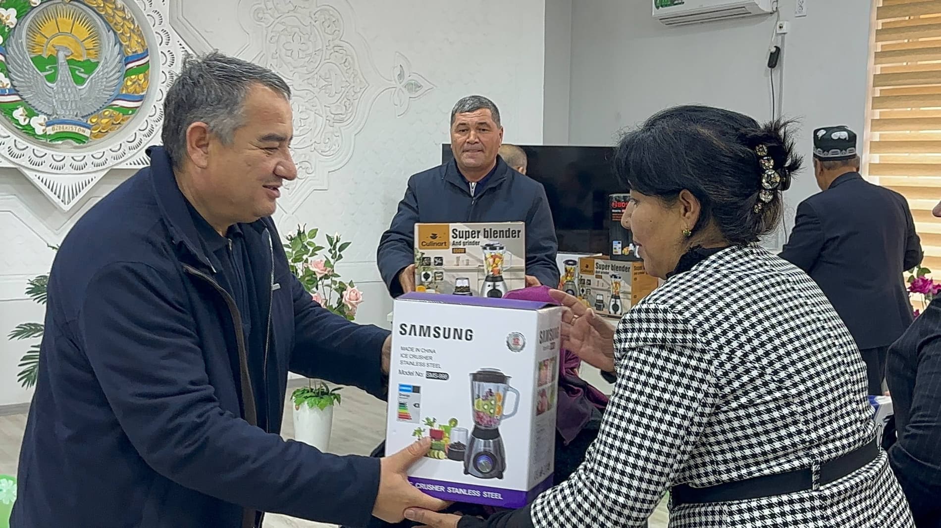 Jalaquduqda ayolga ehtirom: Tuman hokimi ishtirokidagi bayram tadbiri