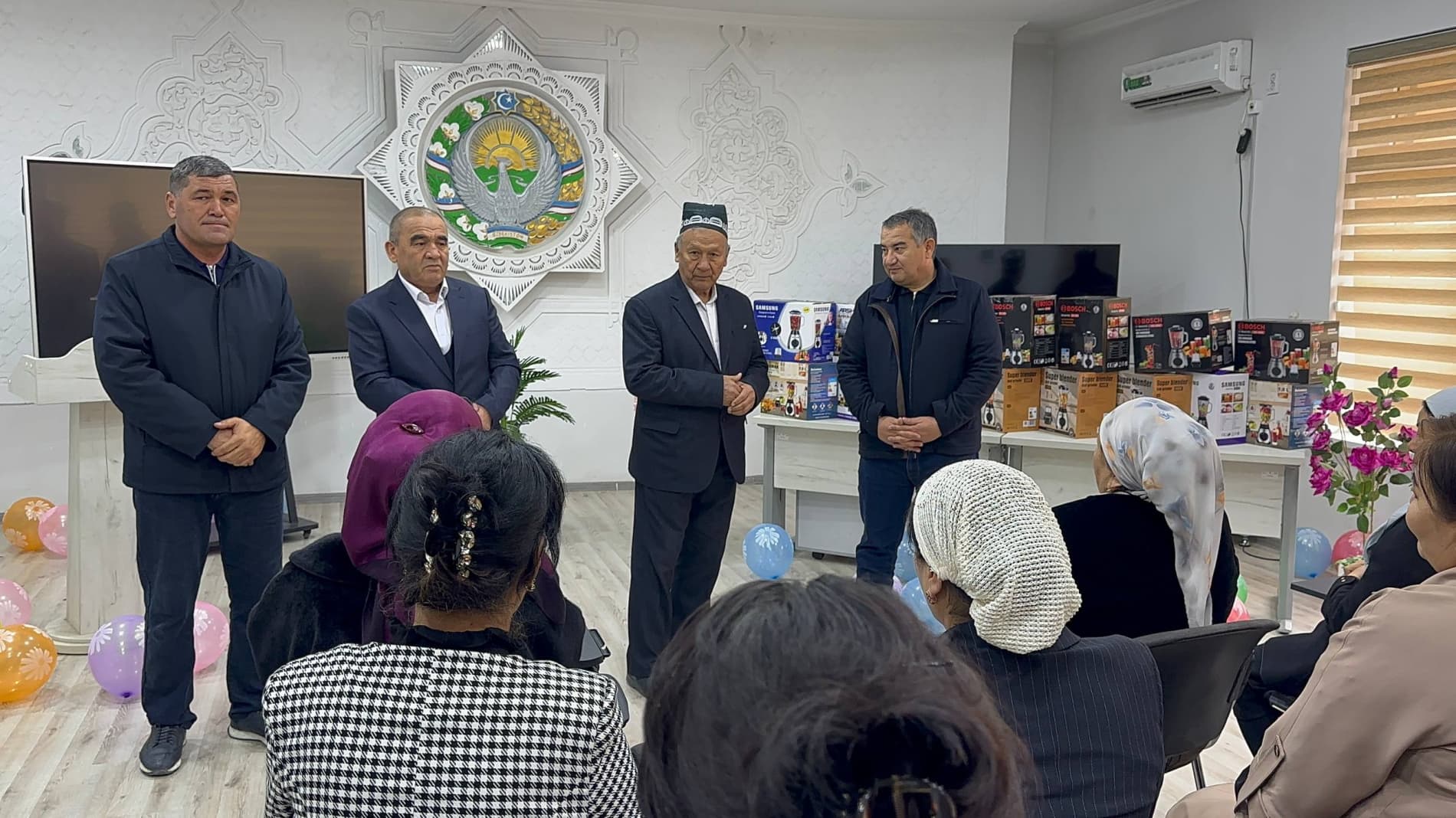 Jalaquduqda ayolga ehtirom: Tuman hokimi ishtirokidagi bayram tadbiri