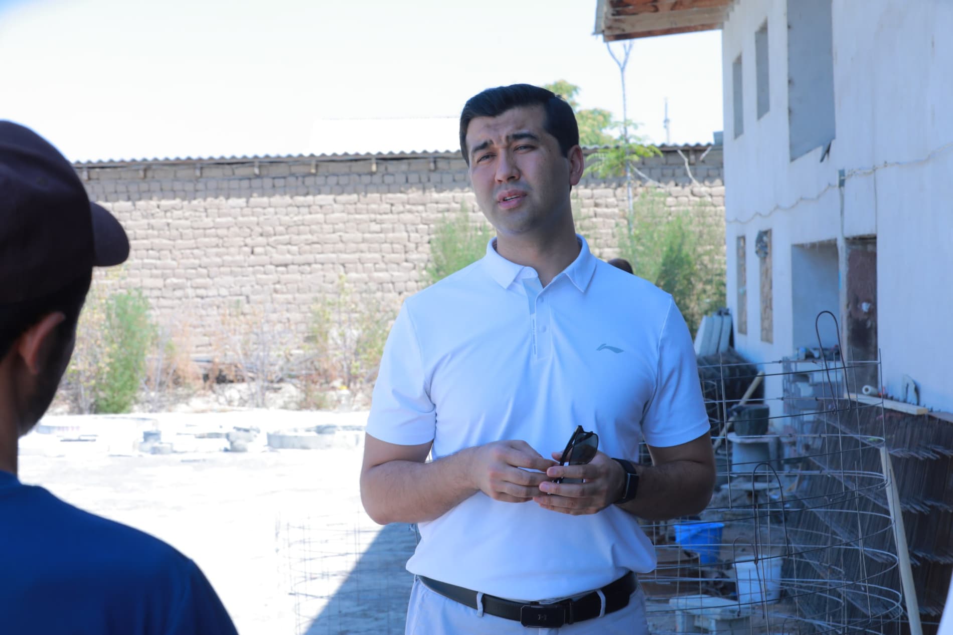 Yoshlar ishlari agentligi direktori Alisher Sa'dullayev Sirdaryo viloyati Mirzaobod tumani, Navro'z mahallasi, Sayqal ko‘chasida istiqomat qiluvchi yosh tadbirkor Jasurxo'ja Saydazimov bilan suhbat qurdi.