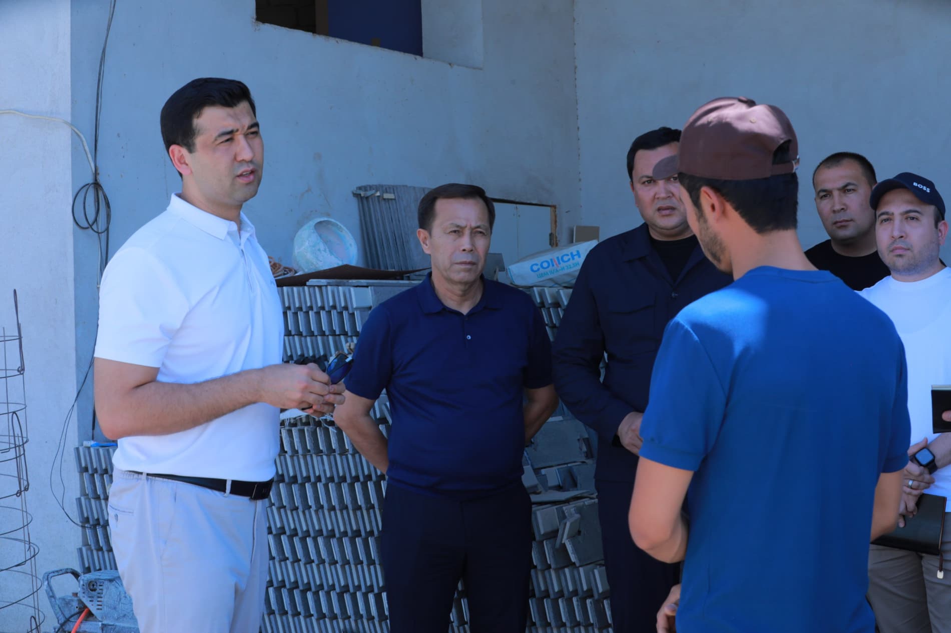 Yoshlar ishlari agentligi direktori Alisher Sa'dullayev Sirdaryo viloyati Mirzaobod tumani, Navro'z mahallasi, Sayqal ko‘chasida istiqomat qiluvchi yosh tadbirkor Jasurxo'ja Saydazimov bilan suhbat qurdi.