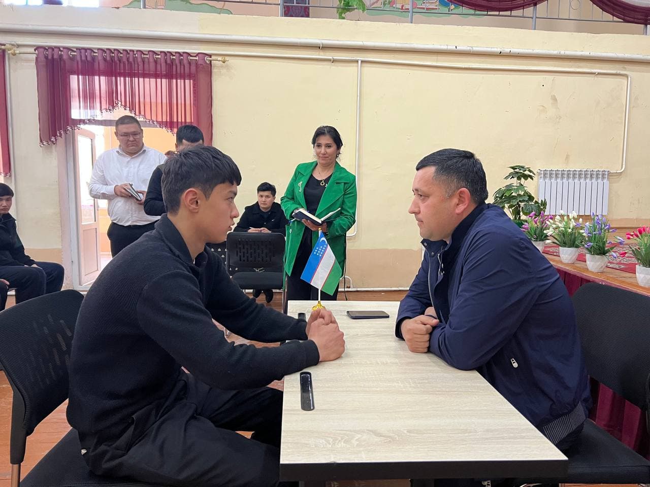 TUMAN HOKIMI MUSTAXKAM VA SANOAT MAHALLALARI YOSHLARI BILAN UCHRASHUV O‘TKAZDI