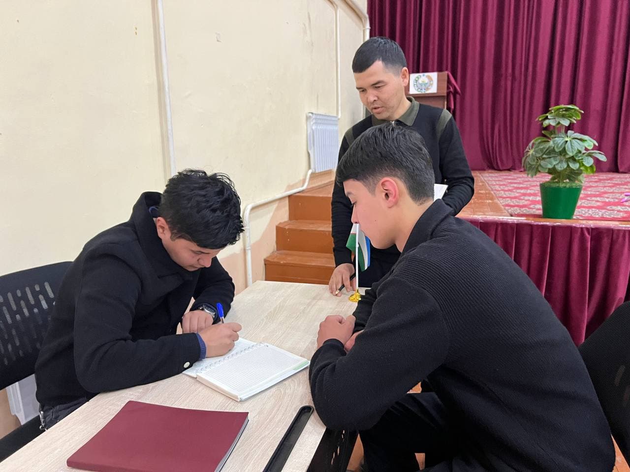 TUMAN HOKIMI MUSTAXKAM VA SANOAT MAHALLALARI YOSHLARI BILAN UCHRASHUV O‘TKAZDI