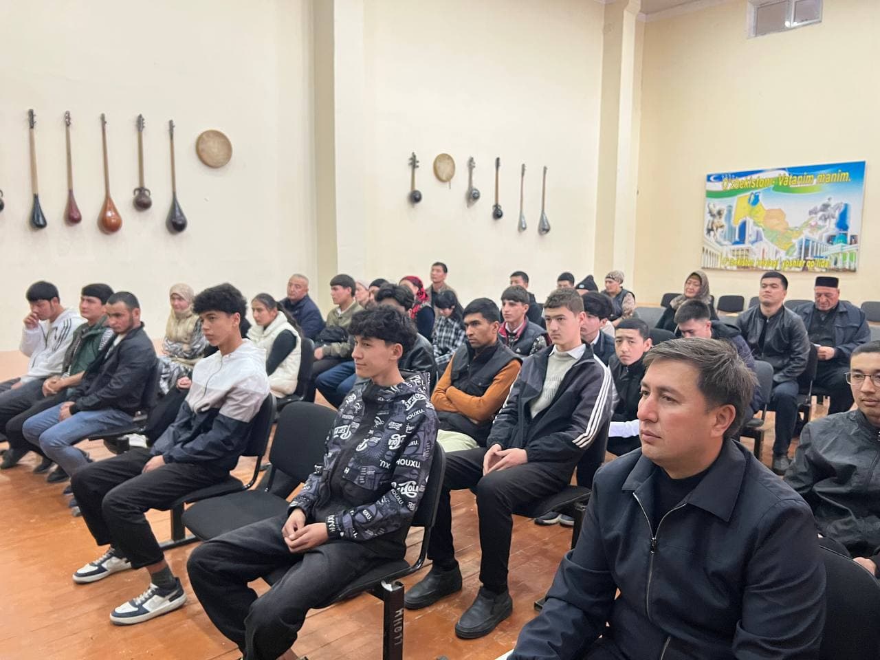 TUMAN HOKIMI MUSTAXKAM VA SANOAT MAHALLALARI YOSHLARI BILAN UCHRASHUV O‘TKAZDI